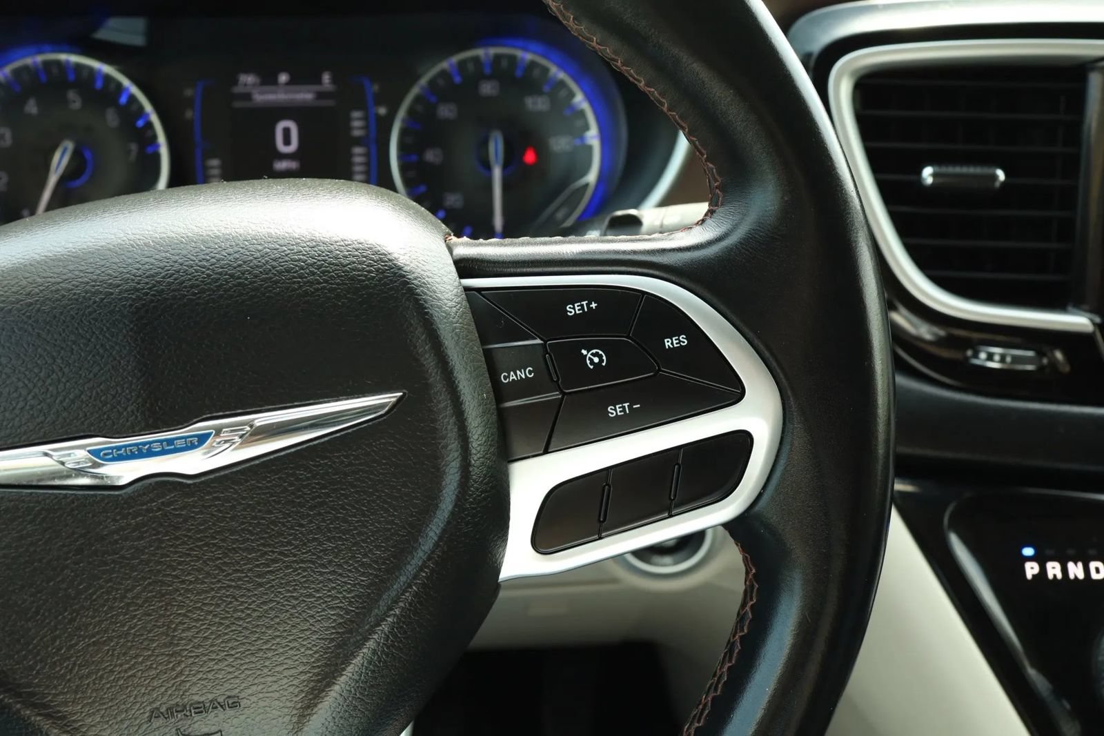 Used 2018 Chrysler Pacifica Touring-L FWD image 21