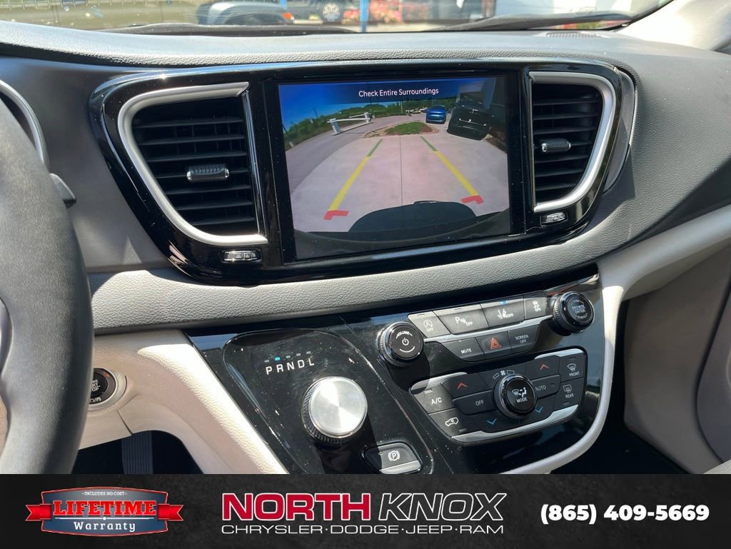 Used 2023 Chrysler Pacifica Touring-L FWD image 10