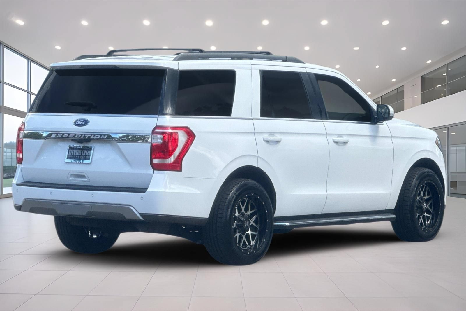 Used 2020 Ford Expedition XLT w/ Equipment Group 202A AWD/4WD image 4