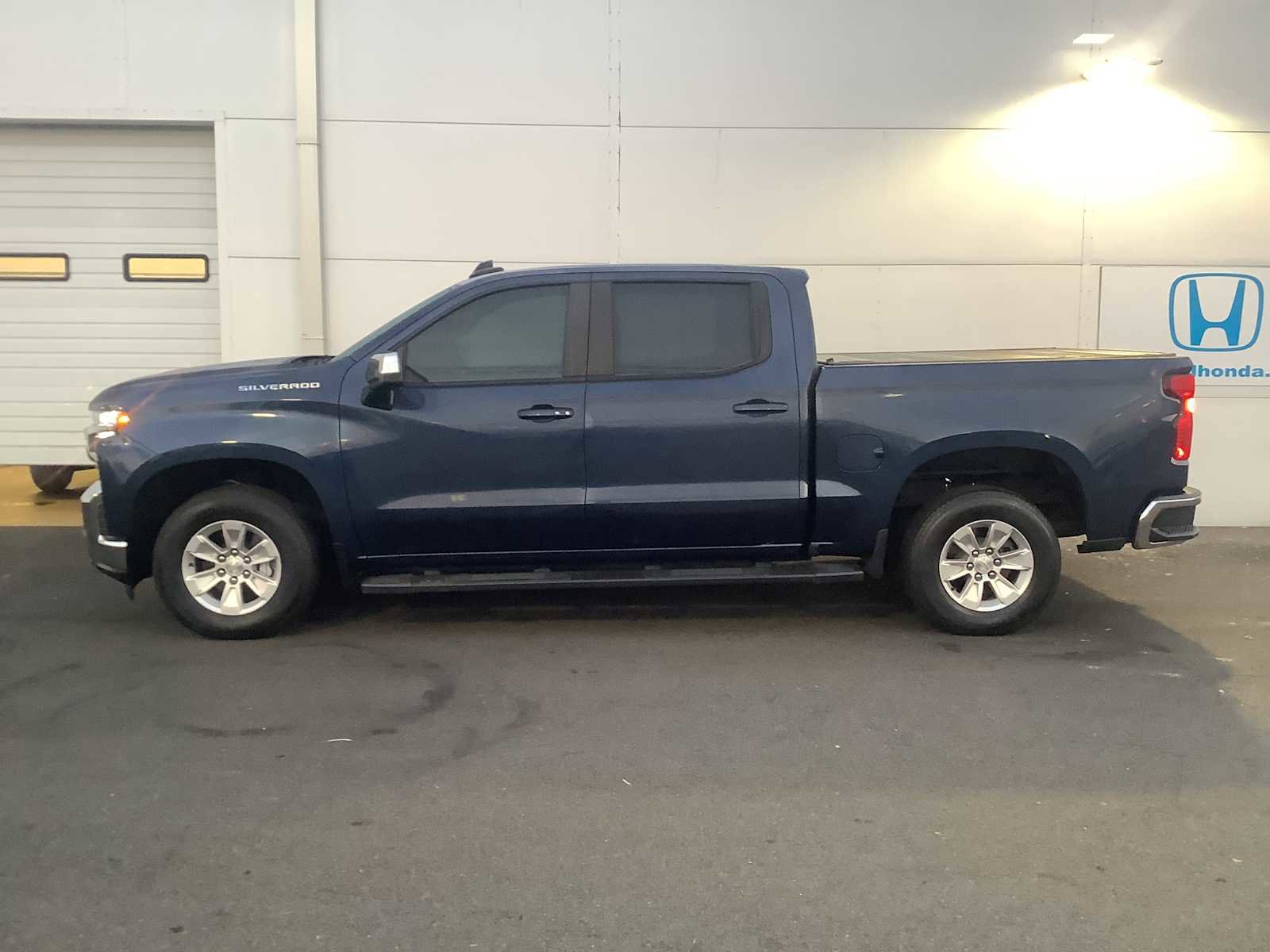 Used 2021 Chevrolet Silverado 1500 LT image 2