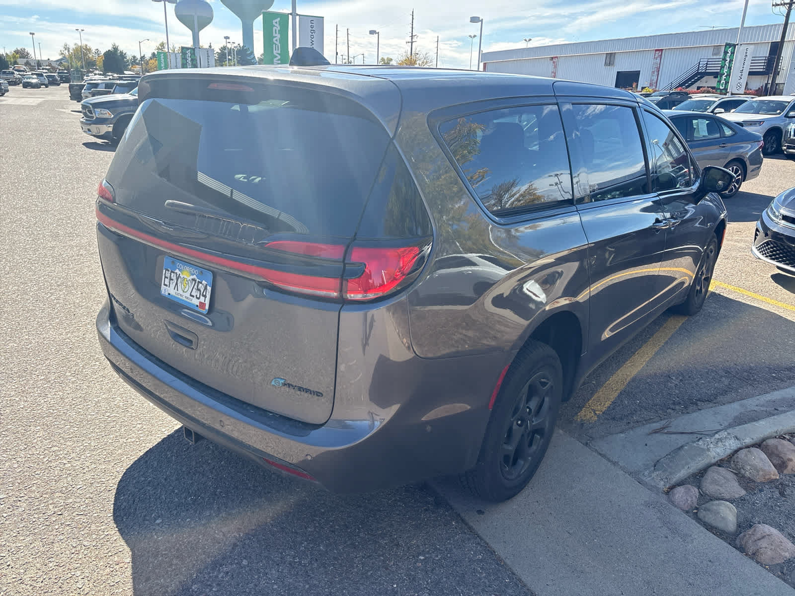 Used 2023 Chrysler Pacifica Limited w/ Uconnect Theater Family Group FWD image 8