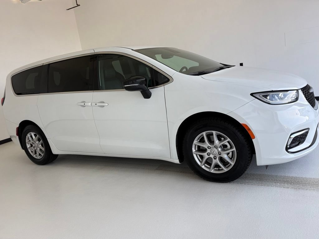Used 2025 Chrysler Pacifica Select