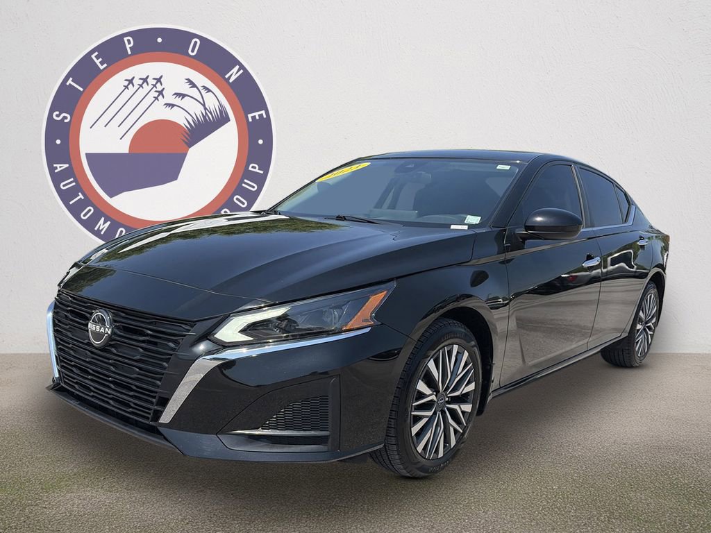 Used 2023 Nissan Altima 2.5 SV w/ SV Premium Package AWD/4WD image 2
