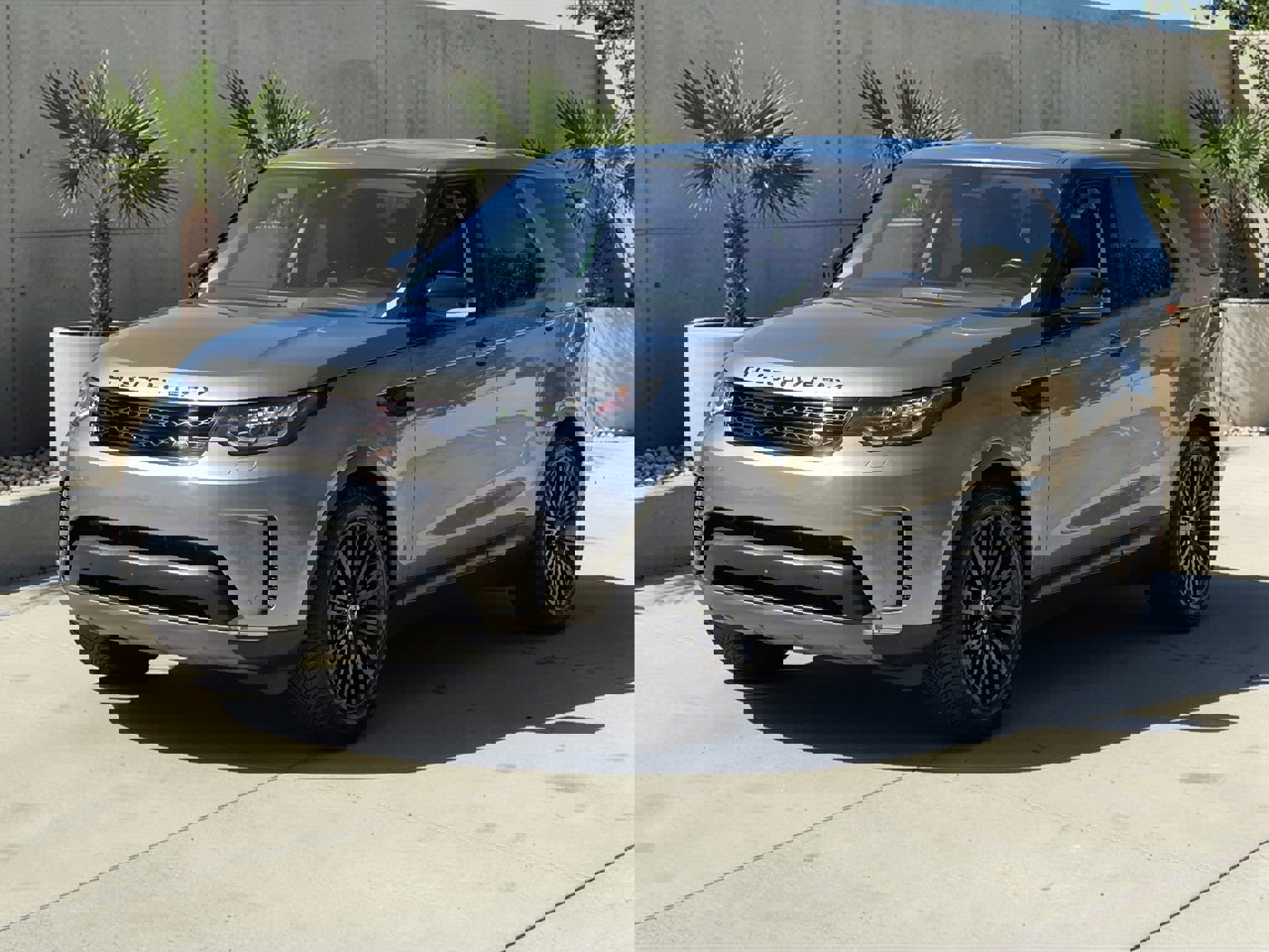 Used 2017 Land Rover Discovery First Edition image 3