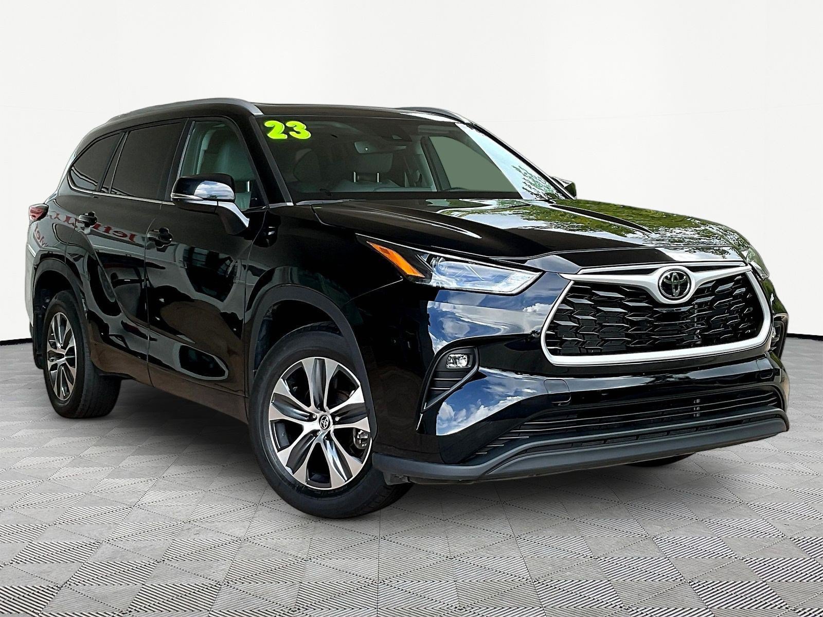 Used 2023 Toyota Highlander XLE AWD/4WD image 3