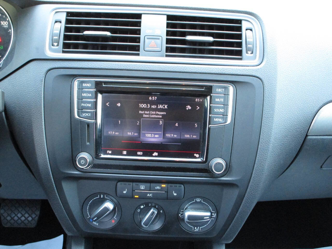 Used 2017 Volkswagen Jetta SE FWD image 18
