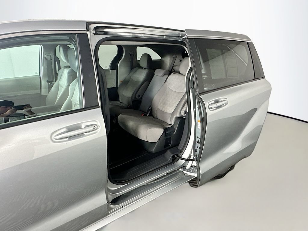 Used 2024 Toyota Sienna LE image 41