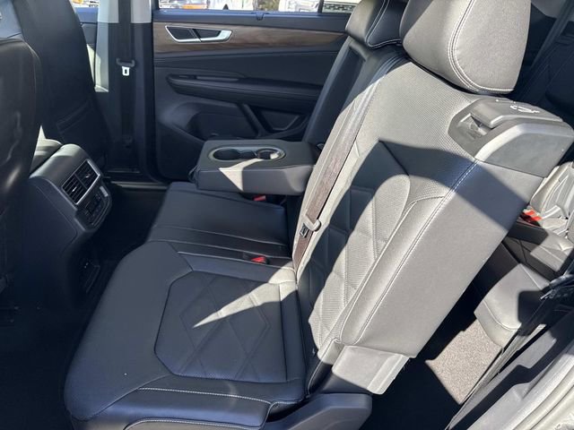 Used 2025 Volkswagen Atlas SE image 32