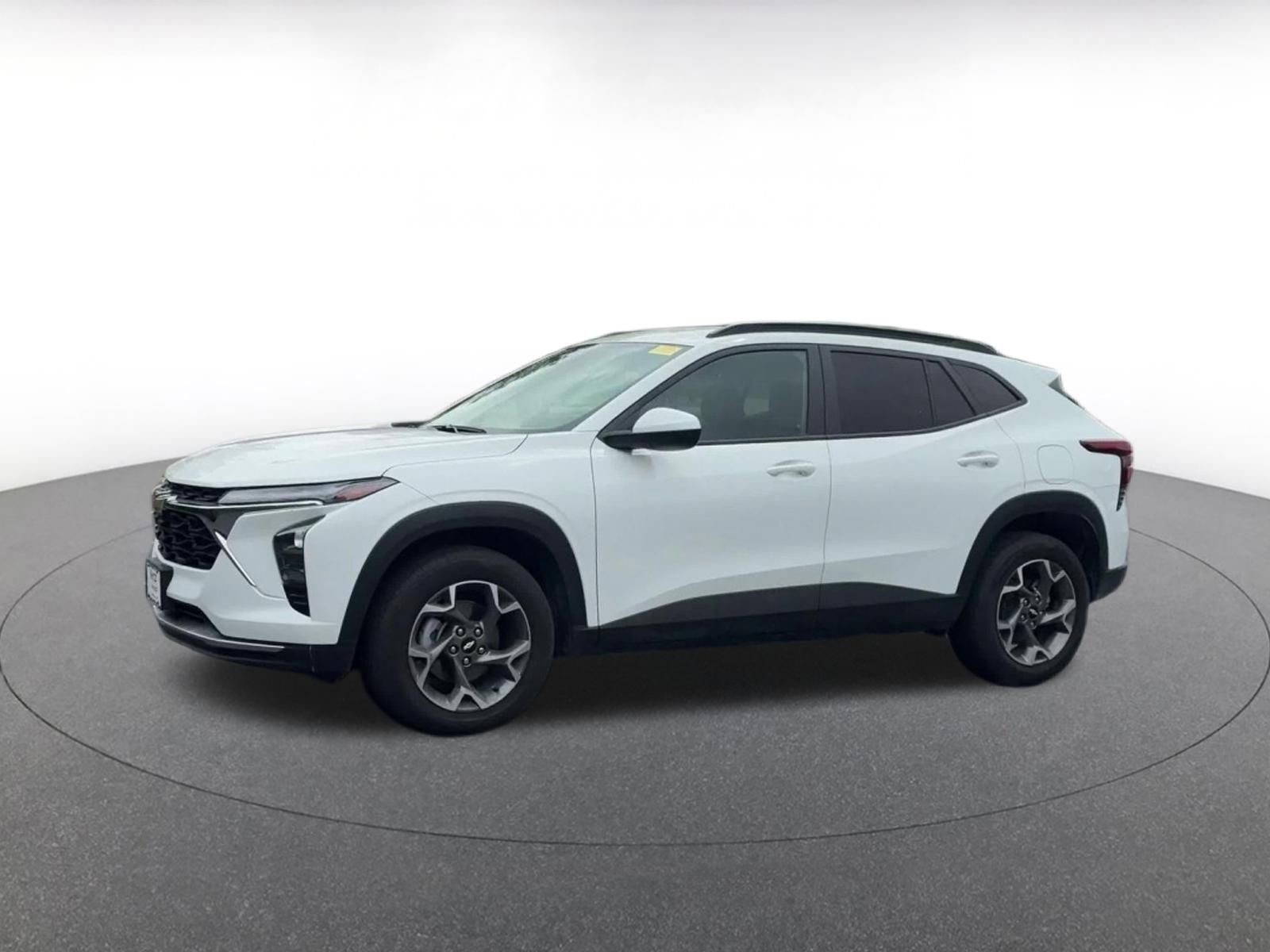Used 2025 Chevrolet Trax LT FWD image 8