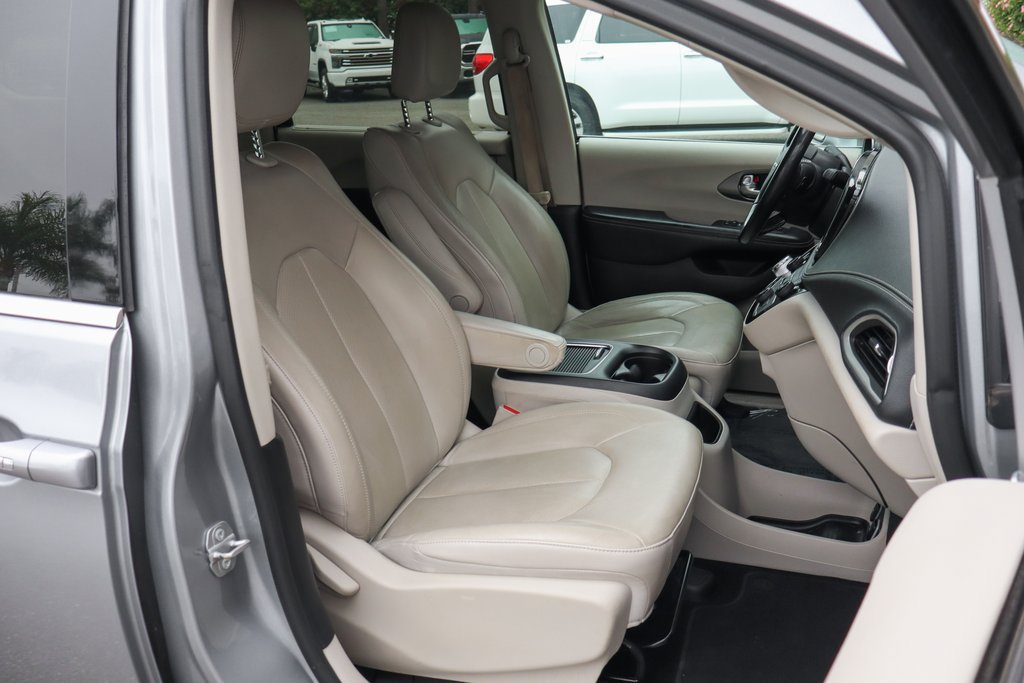 Used 2021 Chrysler Pacifica Touring-L FWD image 47