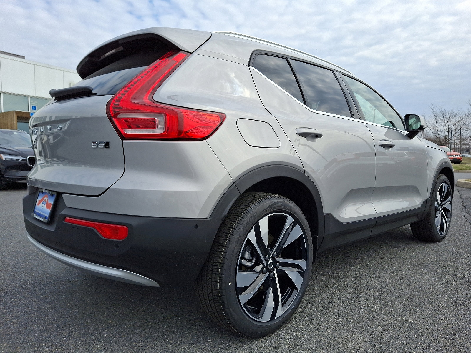 Used 2025 Volvo XC40 B5 Ultra w/ Climate Package image 4