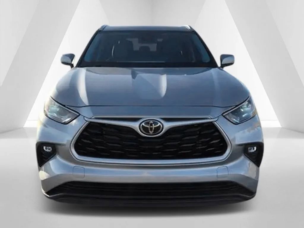 Used 2023 Toyota Highlander XLE image 2