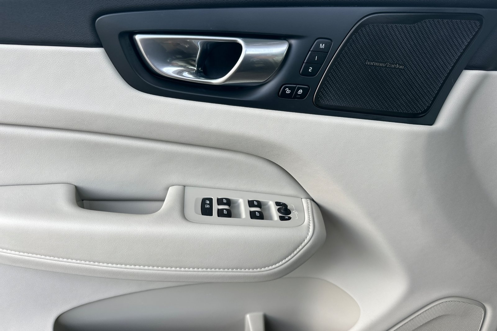 Certified 2023 Volvo XC60 B5 Plus w/ Climate Package FWD image 11