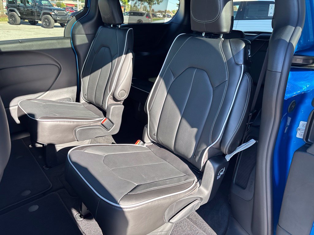 New 2027 Chrysler Pacifica Limited FWD image 18