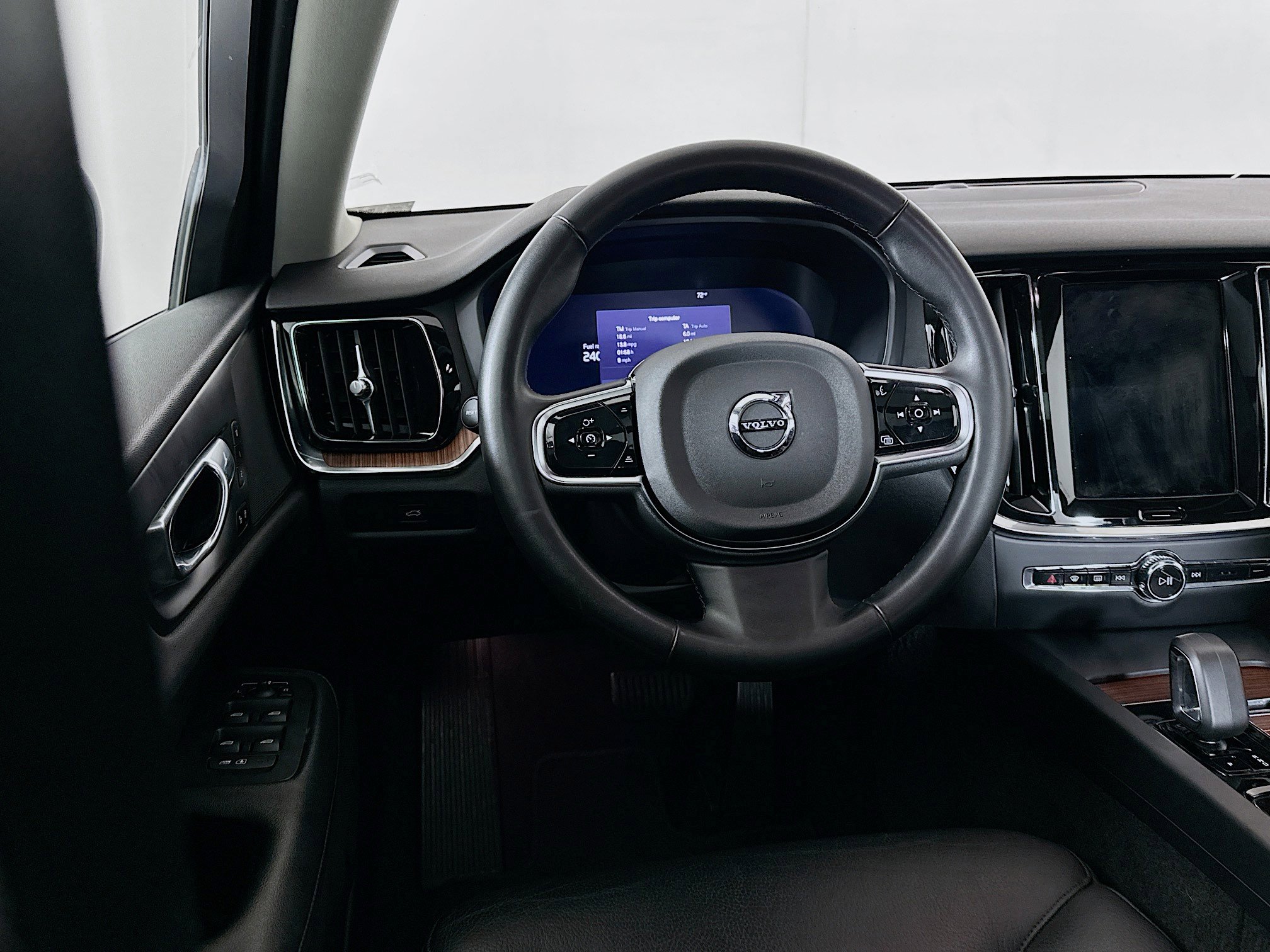 Used 2025 Volvo S60 B5 Plus image 18