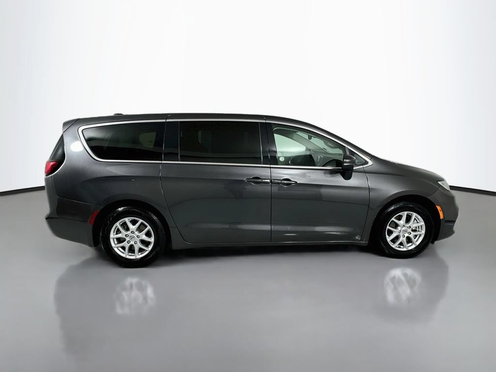 Used 2023 Chrysler Pacifica Touring-L FWD image 8