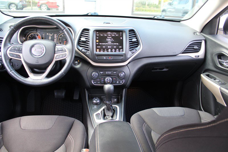 Used 2017 Jeep Cherokee Latitude w/ Comfort/Convenience Group AWD/4WD image 23