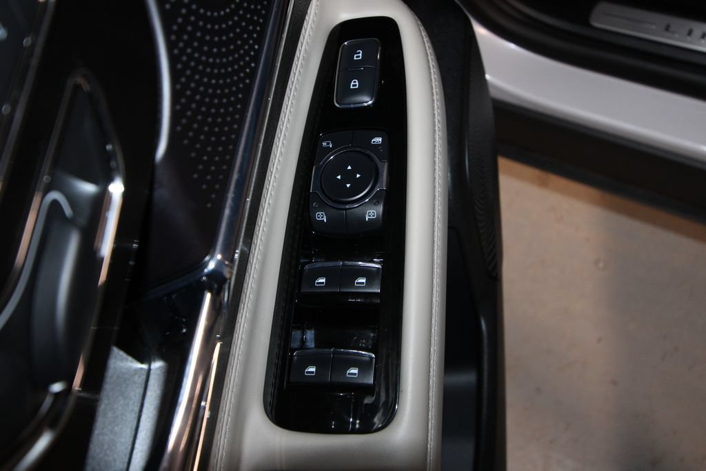 Used 2025 Lincoln Corsair AWD w/ Equipment Group 101A image 6