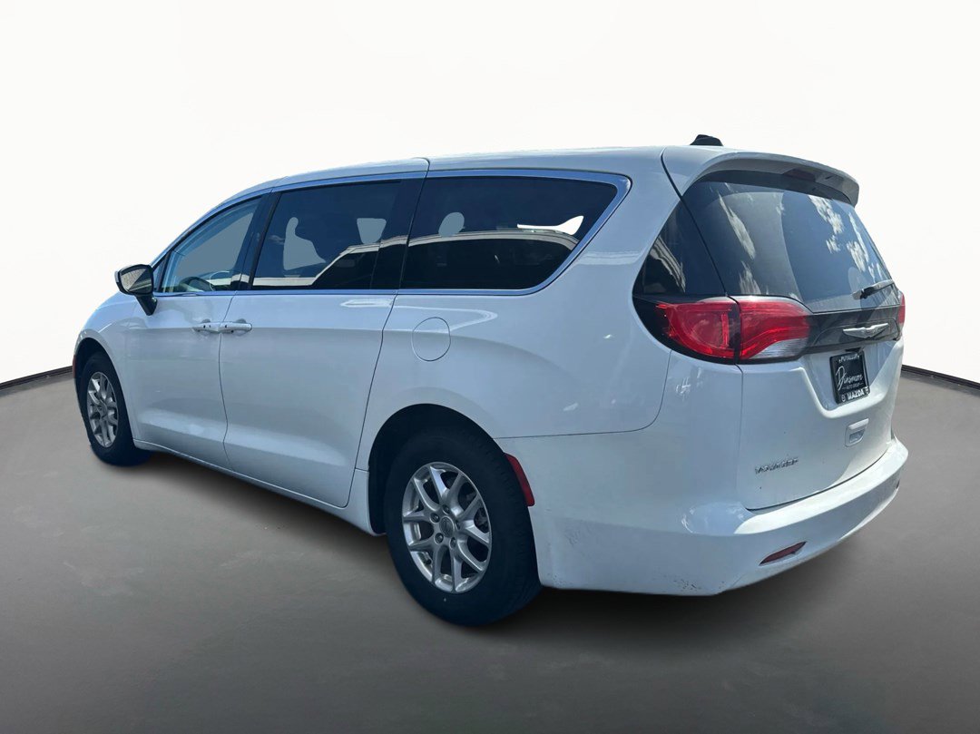 Used 2023 Chrysler Voyager LX image 5