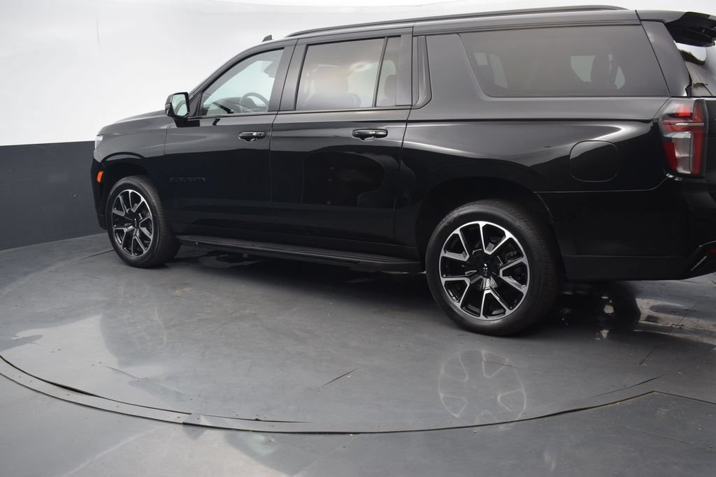 Used 2023 Chevrolet Suburban RST w/ Luxury Package AWD/4WD image 3