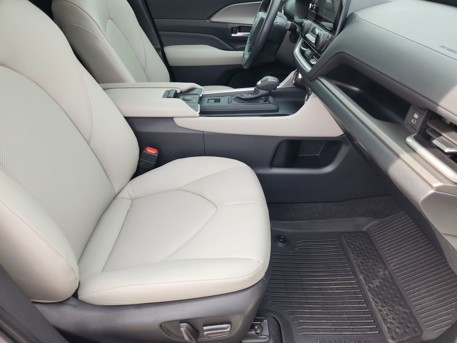 Used 2024 Toyota Grand Highlander XLE image 17