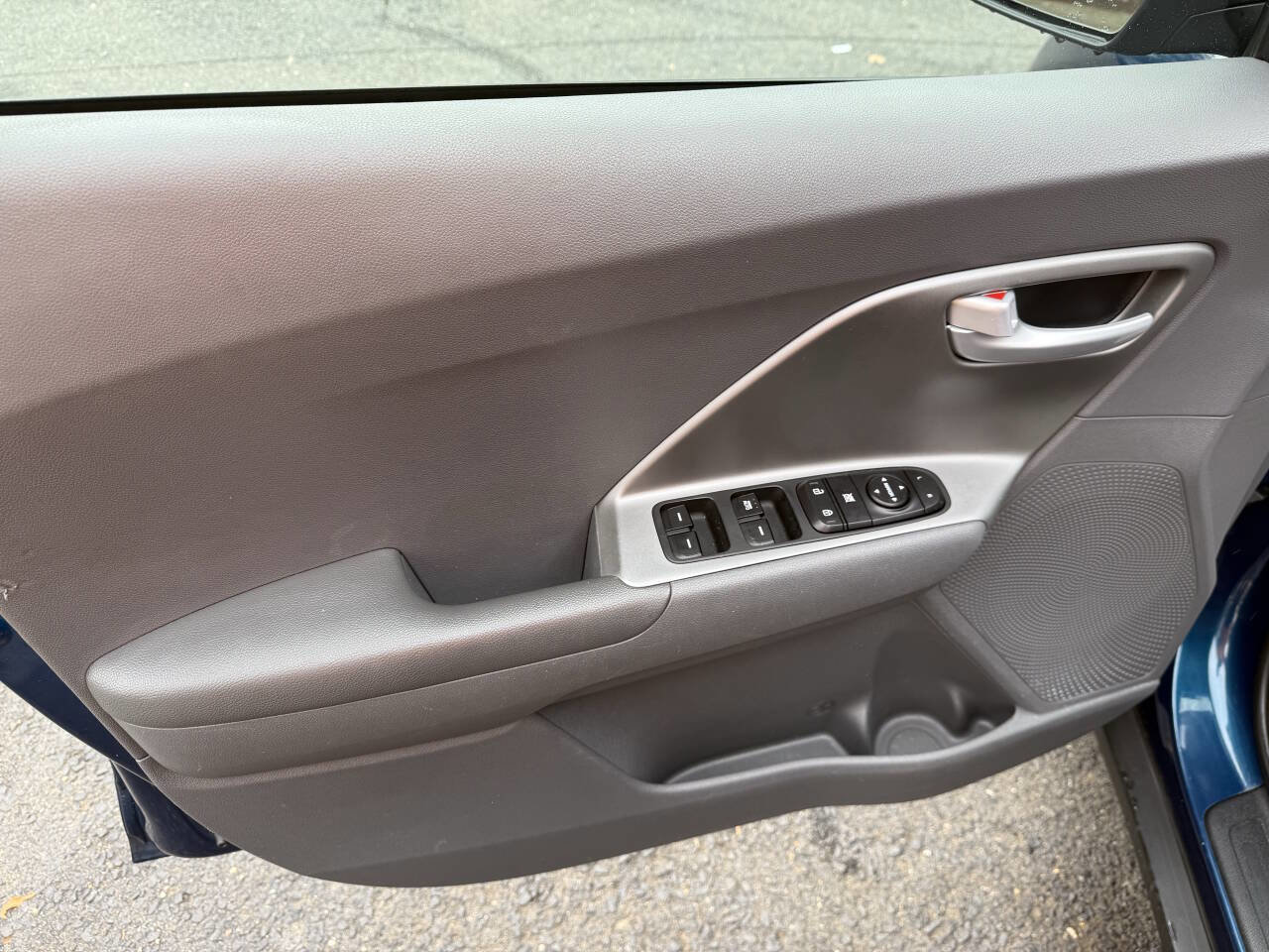 Used 2020 Kia Niro LX image 10