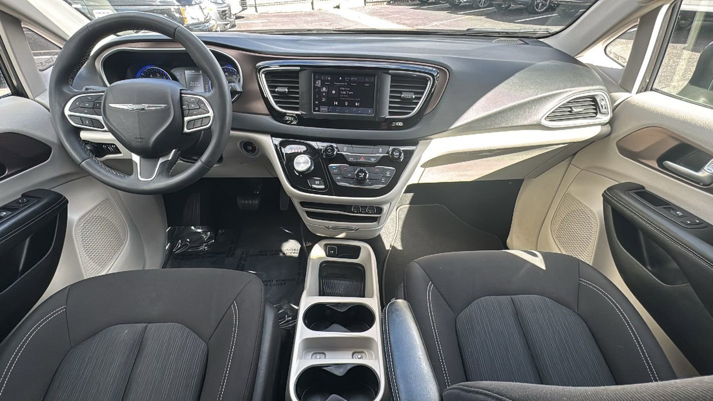 Used 2023 Chrysler Voyager LX image 23
