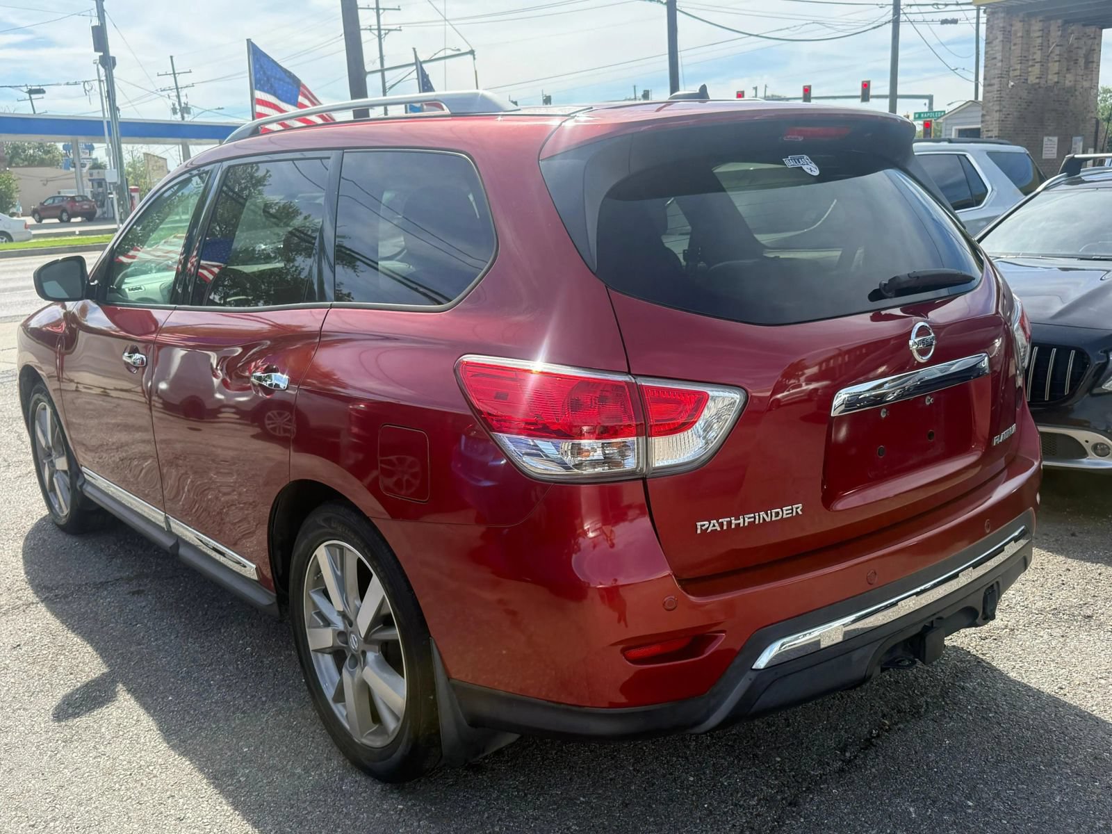 Used 2015 Nissan Pathfinder Platinum w/ Family Entertainment Package FWD image 6