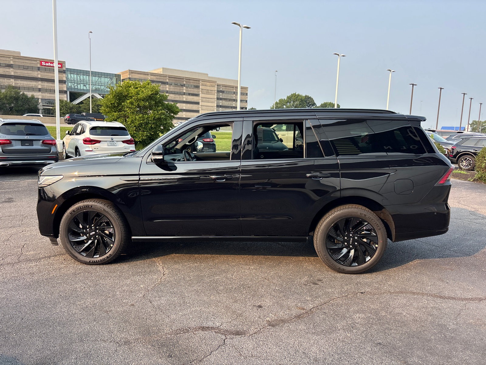 New 2027 Lincoln Navigator Reserve w/ Jet Appearance Package AWD/4WD image 4