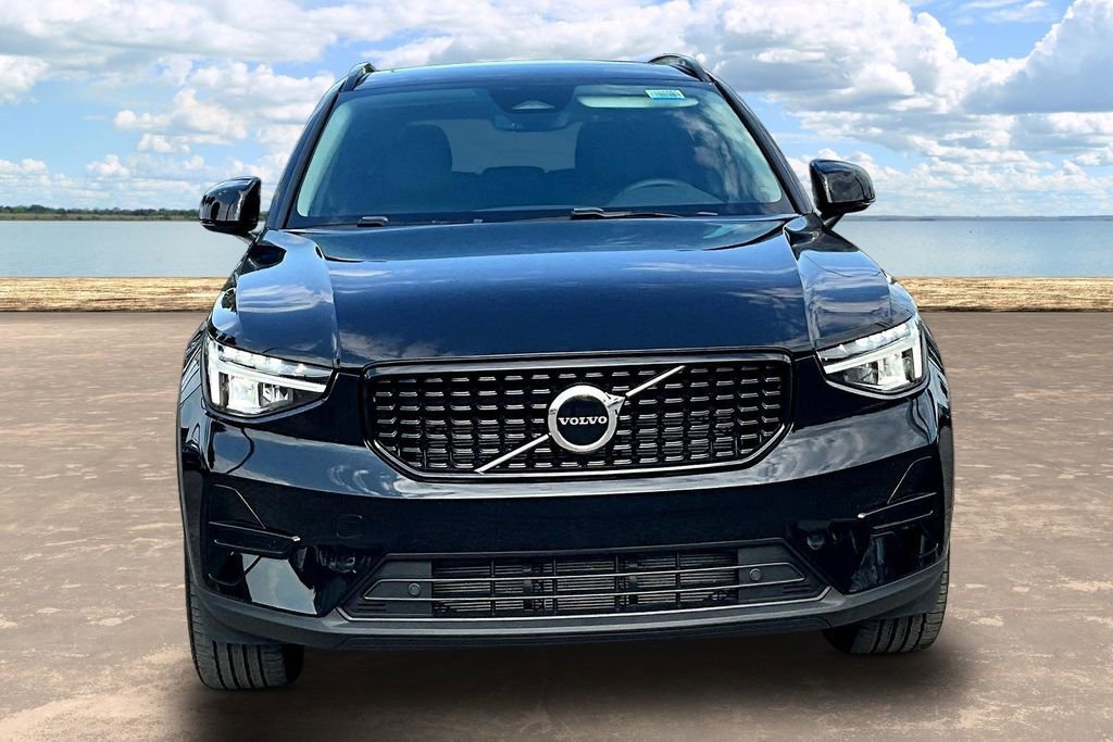 Used 2024 Volvo XC40 B5 Core AWD/4WD image 2