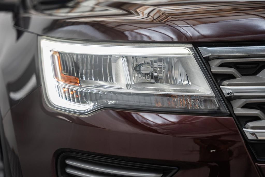 Used 2018 Ford Explorer XLT AWD/4WD image 12