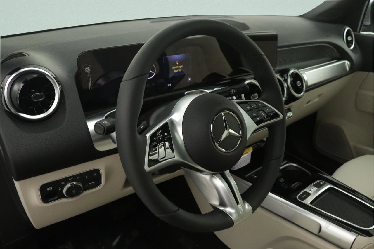 New 2026 Mercedes-Benz GLB 250 image 4