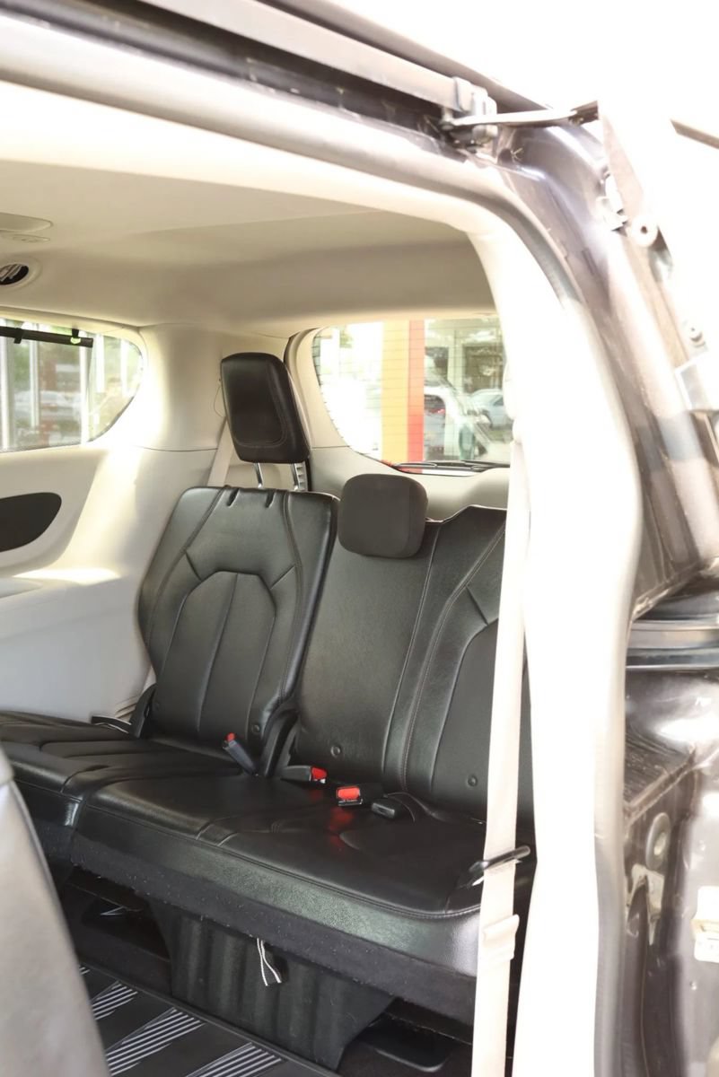 Used 2018 Chrysler Pacifica Touring-L FWD image 36