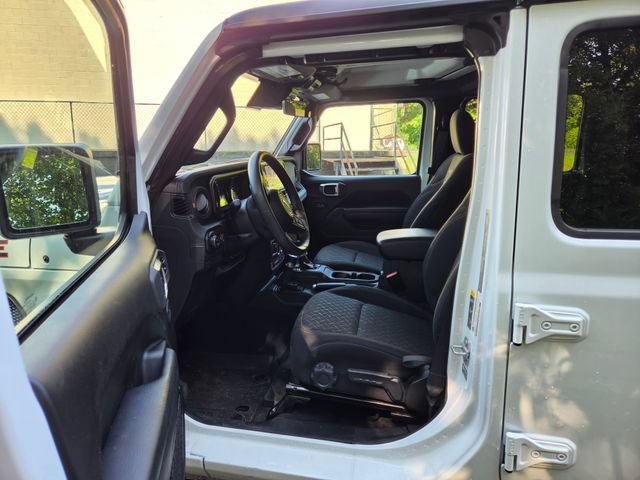 Used 2024 Jeep Gladiator Mojave w/ Technology Group AWD/4WD image 14
