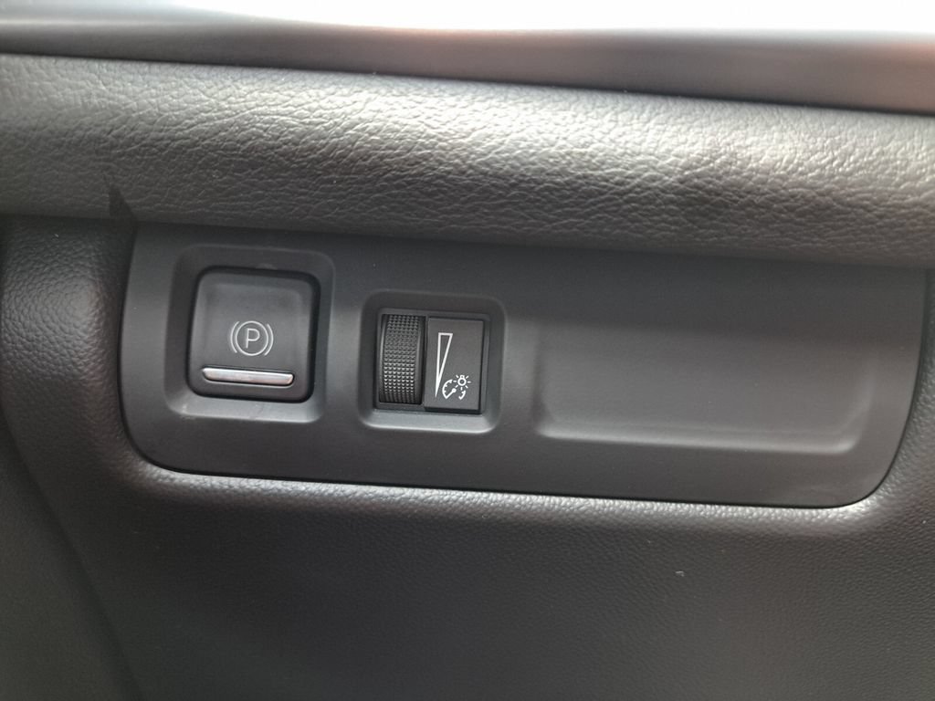 Used 2025 Cadillac XT4 Premium Luxury FWD image 16