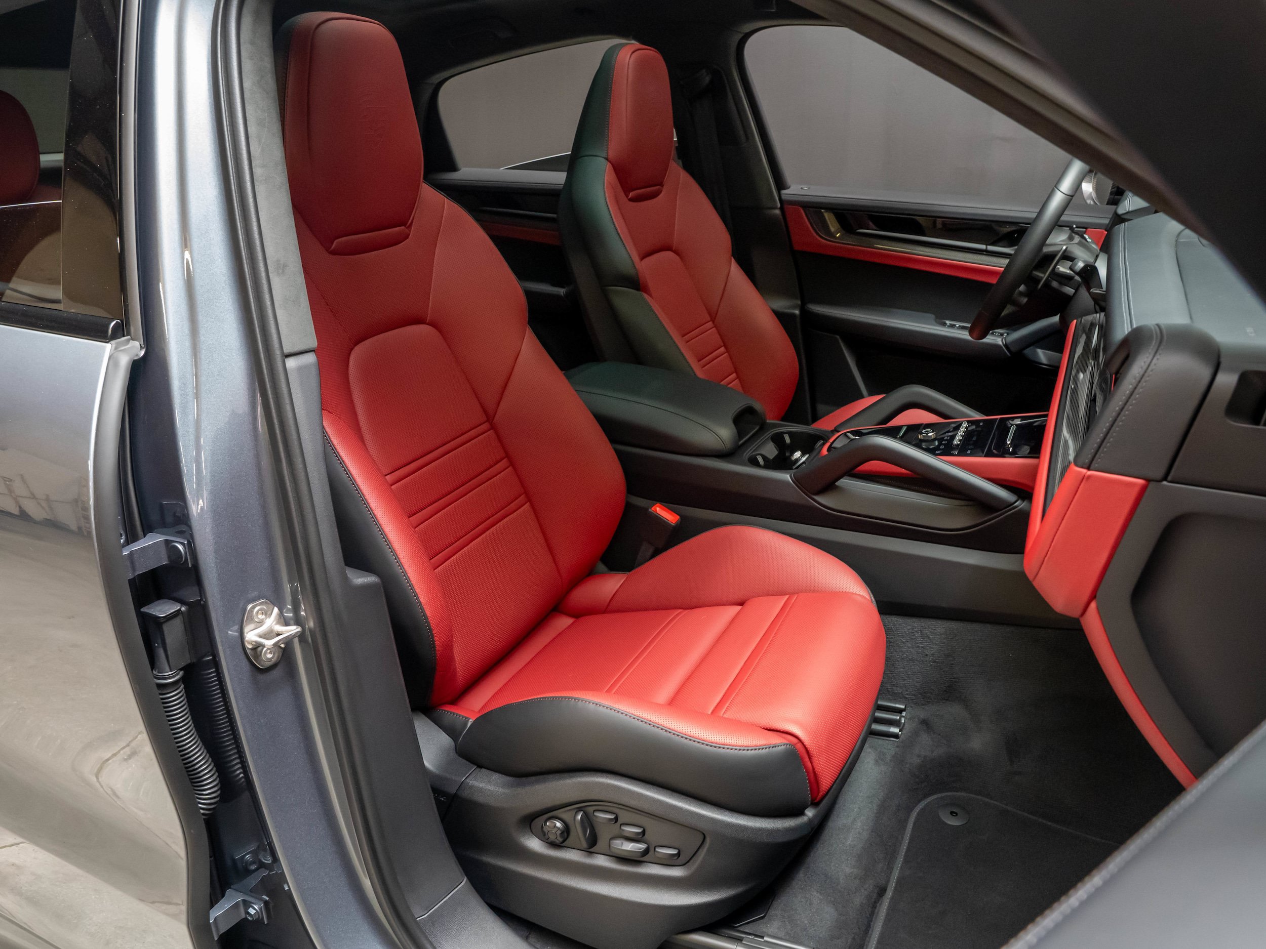 Certified 2026 Porsche Cayenne GTS AWD/4WD image 34