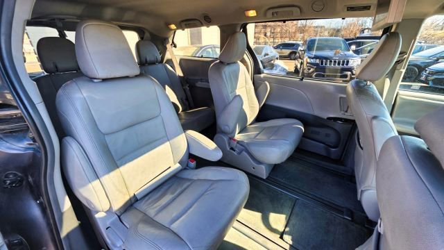 Used 2017 Toyota Sienna XLE Premium w/ Cargo Management Package image 31