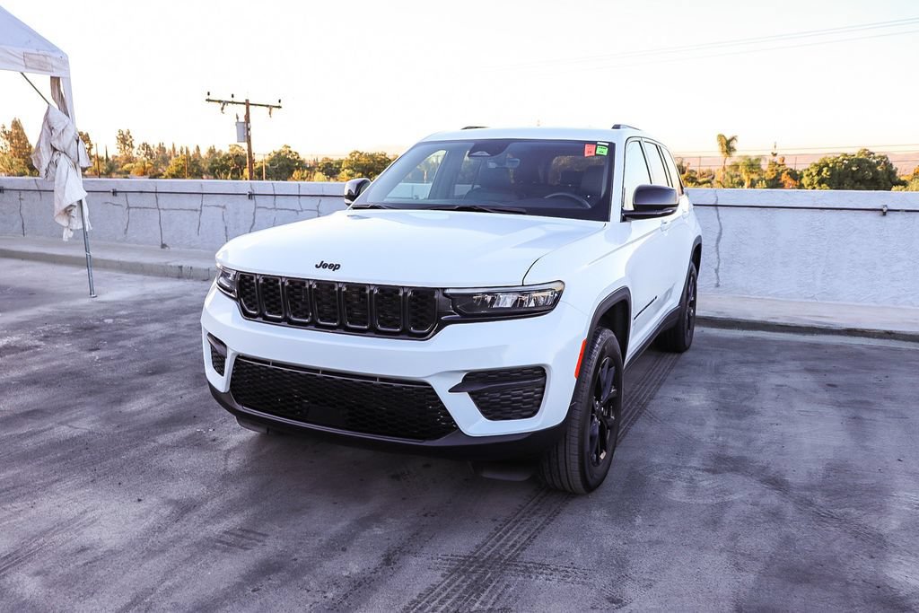 Used 2025 Jeep Grand Cherokee Altitude AWD/4WD image 4