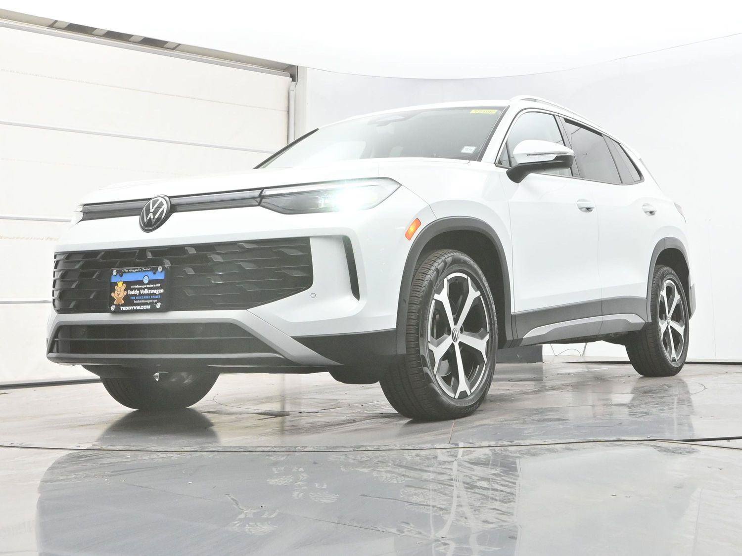 Used 2025 Volkswagen Tiguan SE AWD/4WD image 29