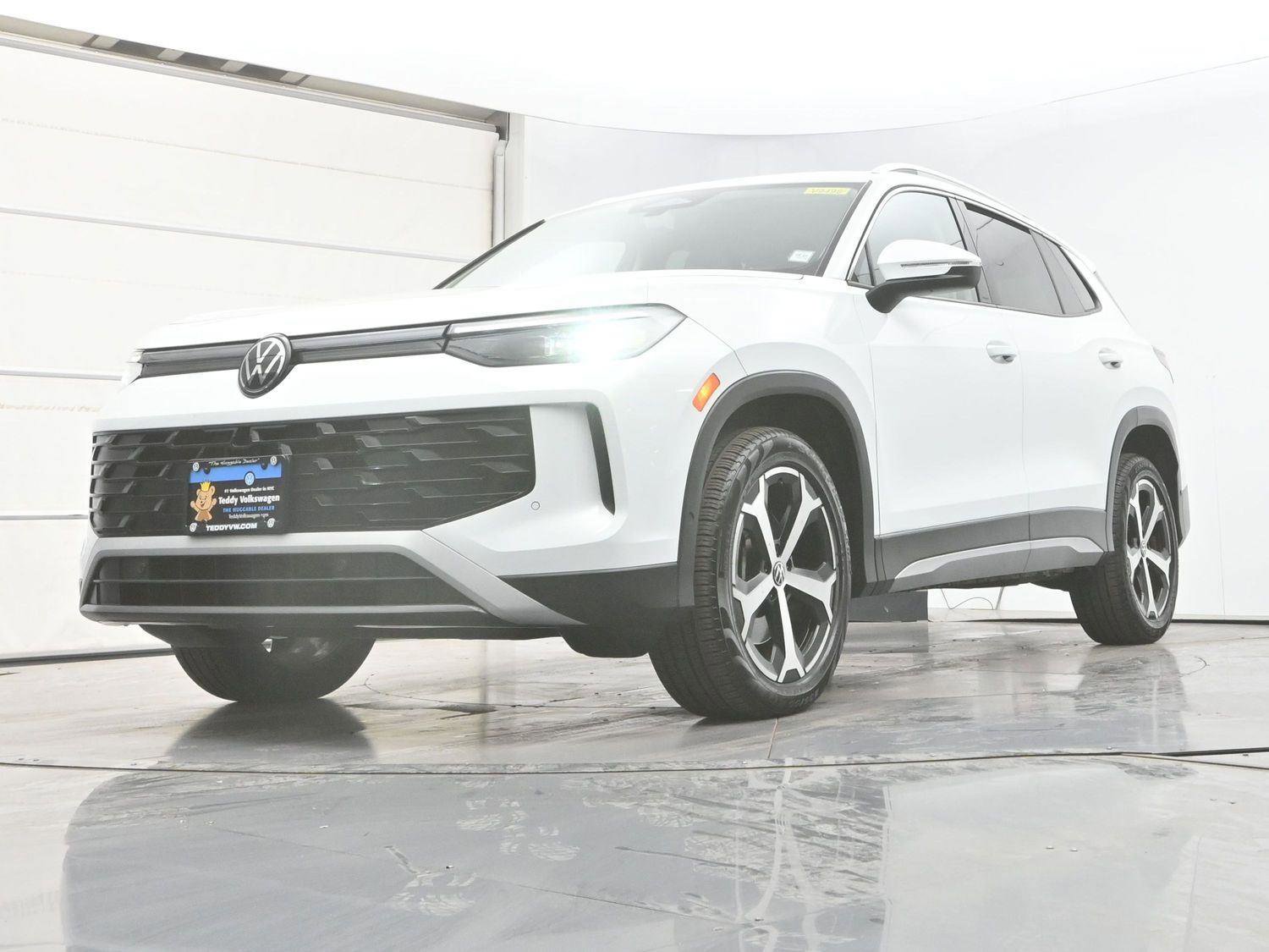 Used 2025 Volkswagen Tiguan SE AWD/4WD image 29