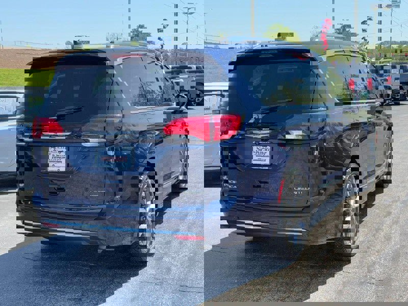 Used 2019 Chrysler Pacifica Limited w/ Tire & Wheel Group image 3