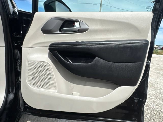 Used 2024 Chrysler Pacifica Touring-L FWD image 17