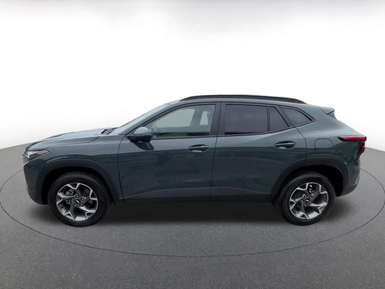 Used 2025 Chevrolet Trax LT w/ LT Convenience Package FWD image 12