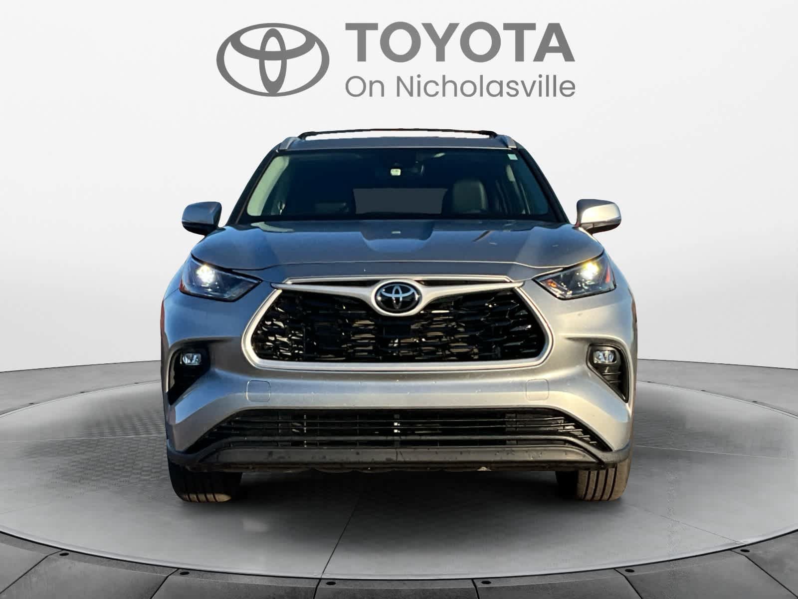 Used 2024 Toyota Highlander XLE AWD/4WD image 8