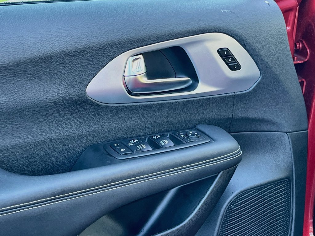 Used 2025 Chrysler Pacifica Limited FWD image 18
