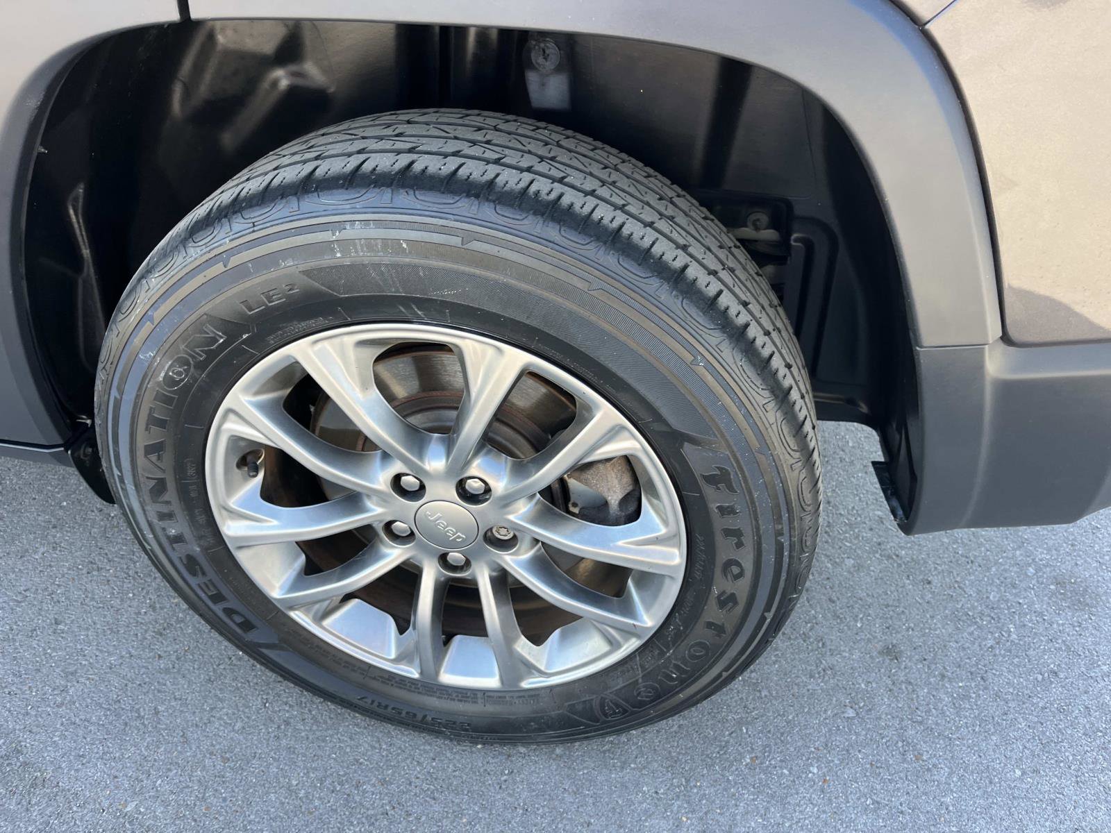 Used 2019 Jeep Cherokee Latitude Plus w/ Comfort/Convenience Group image 11