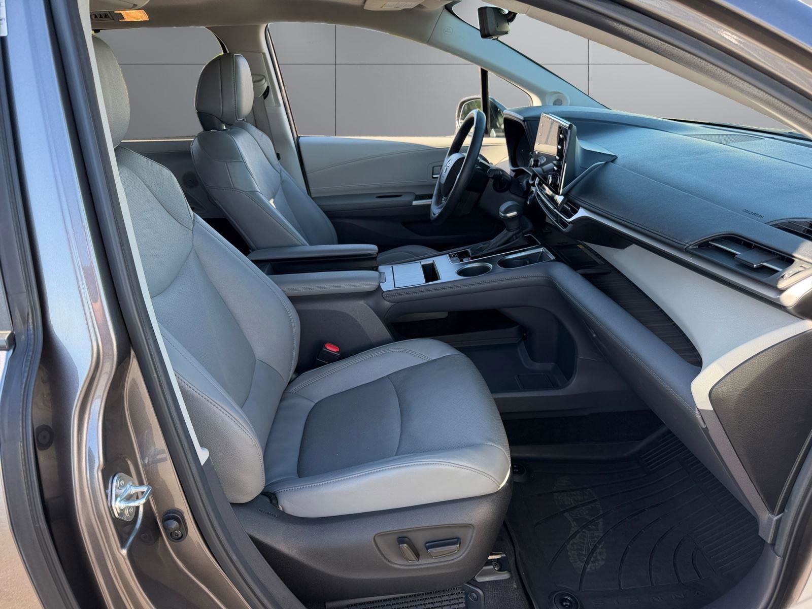 Certified 2024 Toyota Sienna Limited FWD image 7