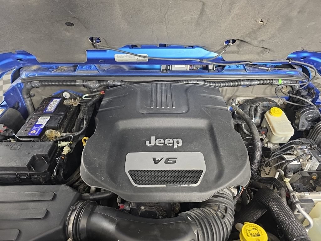 Used 2015 Jeep Wrangler Unlimited Sahara w/ Connectivity Group AWD/4WD image 9