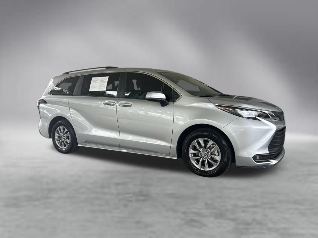 Used 2025 Toyota Sienna XLE FWD image 2