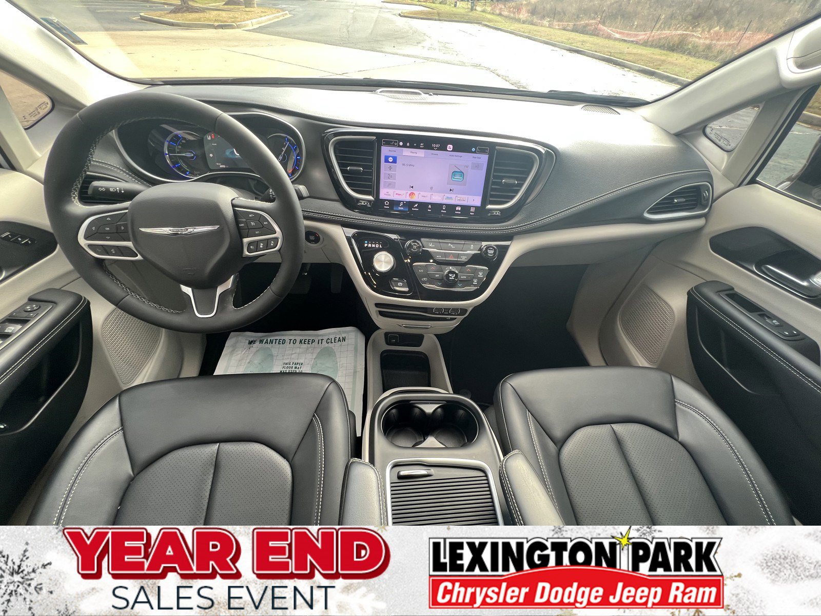 Used 2024 Chrysler Pacifica Select w/ Uconnect Theater Family Group image 23